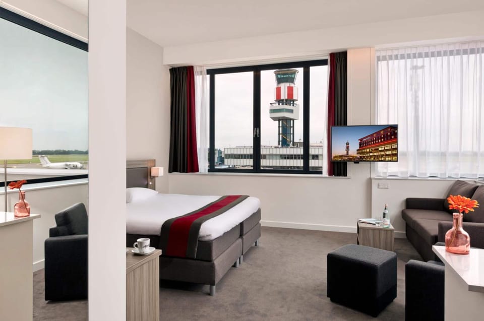 In-room safe, soundproofing, free WiFi, bed sheets