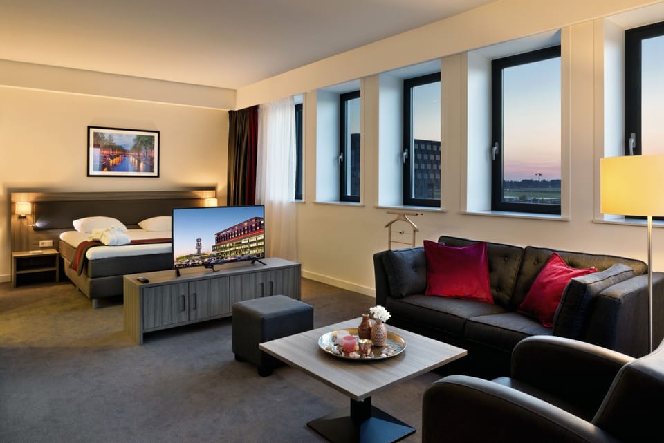 In-room safe, soundproofing, free WiFi, bed sheets