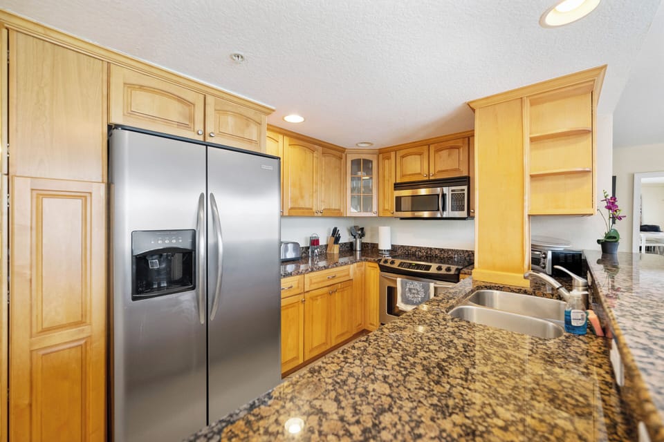Family Apartment, Non Smoking | Private kitchen | Fridge, microwave, oven, stovetop