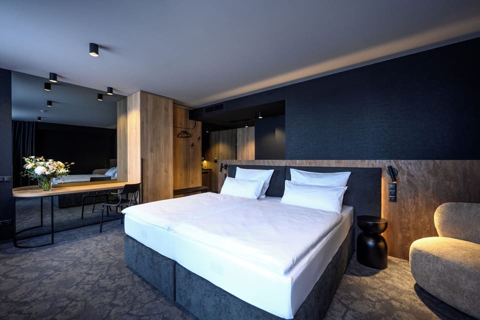 Business Double or Twin Room | In-room safe, desk, soundproofing, iron/ironing board