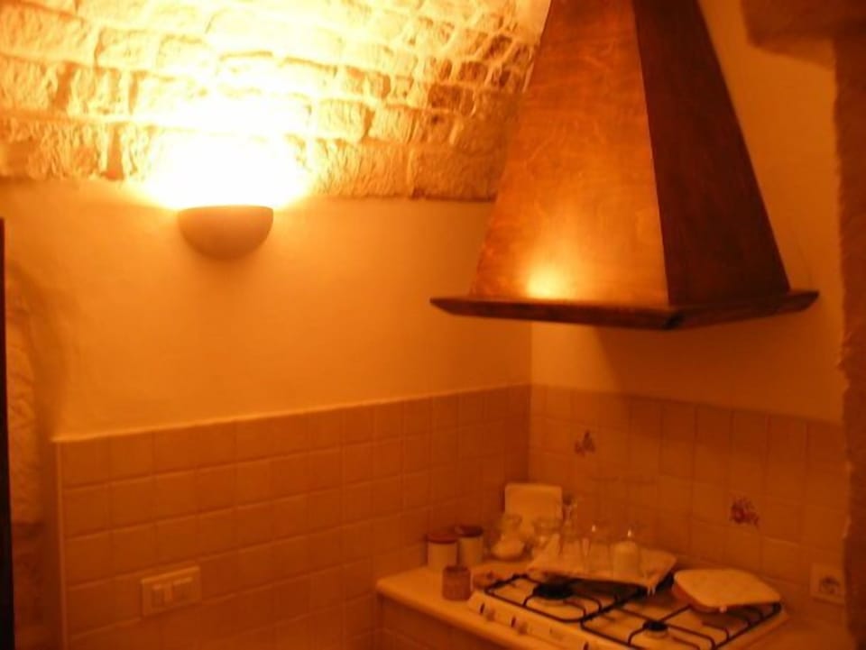 Suite (Trullo Via Monte Pasubio, 13) | Private kitchen | Fridge, stovetop, coffee/tea maker, electric kettle
