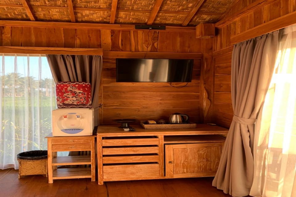 Classic Cottage | Pillowtop beds, desk, blackout drapes, free WiFi