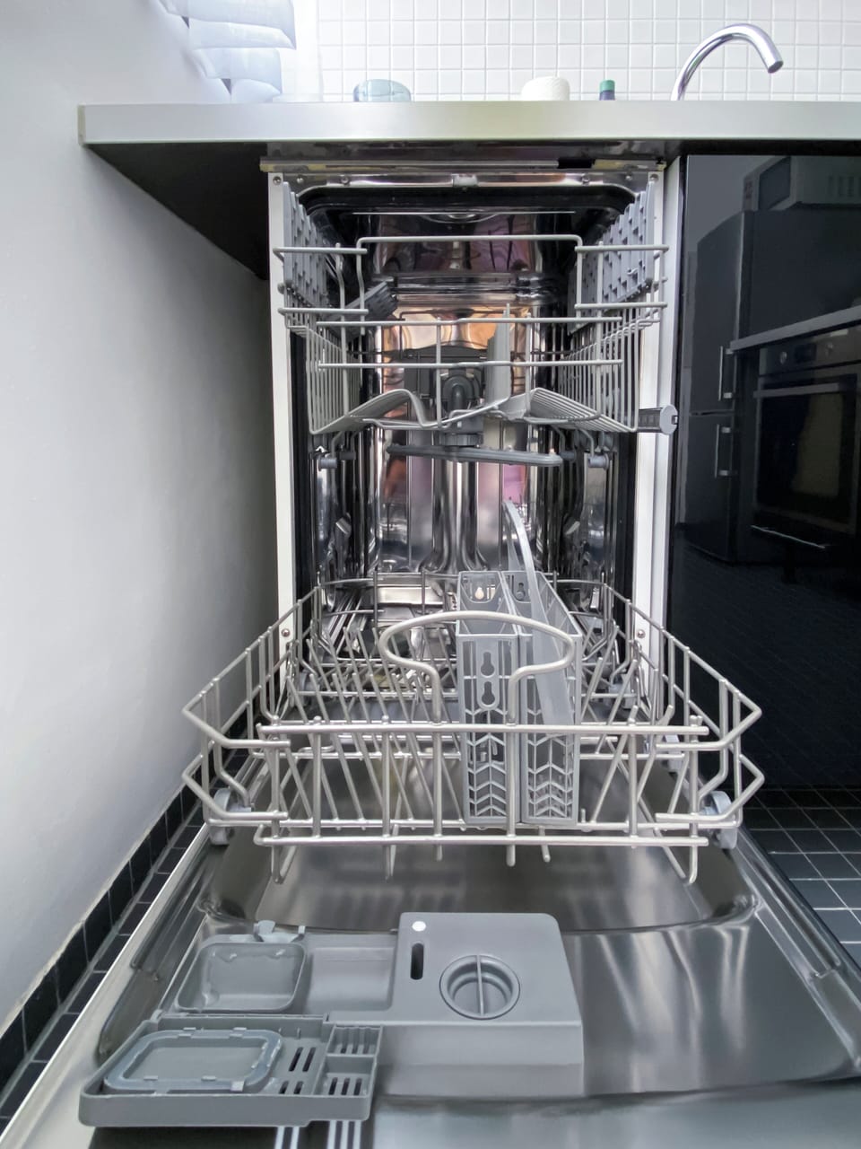 Deluxe Apartment | Private kitchen | Full-size fridge, microwave, oven, stovetop
