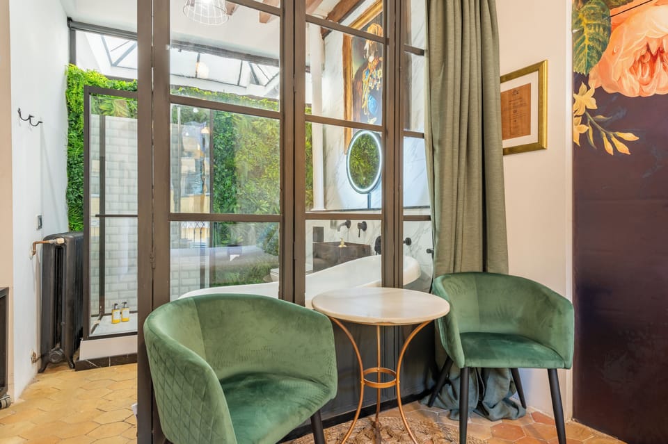 Deluxe Double Room | Living area