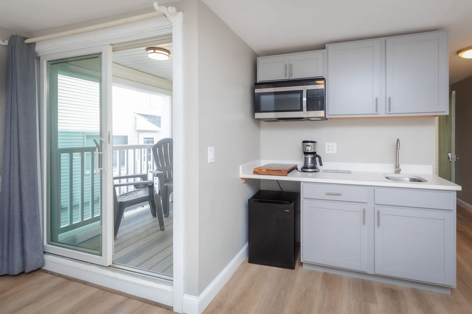 Deluxe Room, Side Balcony | Private kitchenette | Fridge, microwave, stovetop, coffee/tea maker
