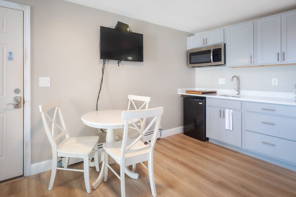 Queen Room, Ocean View | Iron/ironing board, rollaway beds