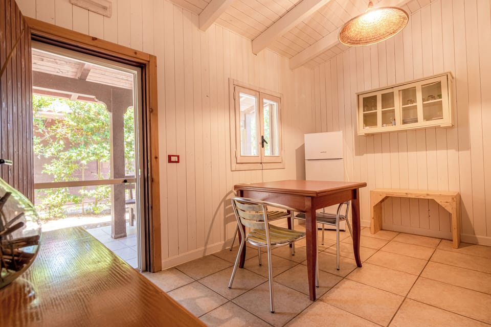Family Bungalow | Dining room