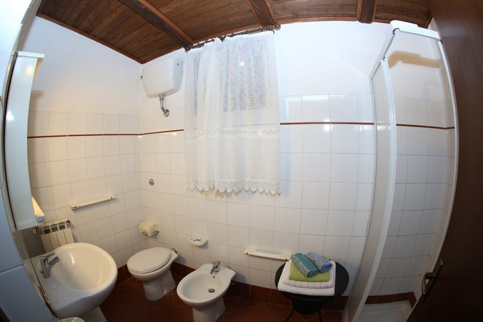 Classic Quadruple Room, 3 Bedrooms, Non Smoking, Park View | Bathroom | Shower, hair dryer, bidet, towels