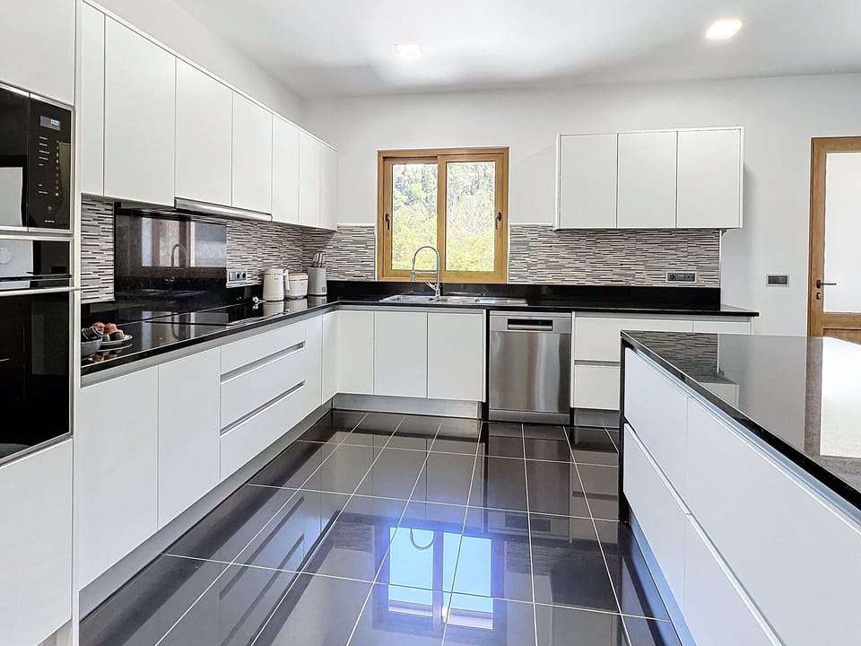 Deluxe House | Private kitchen | Full-size fridge, microwave, oven, stovetop