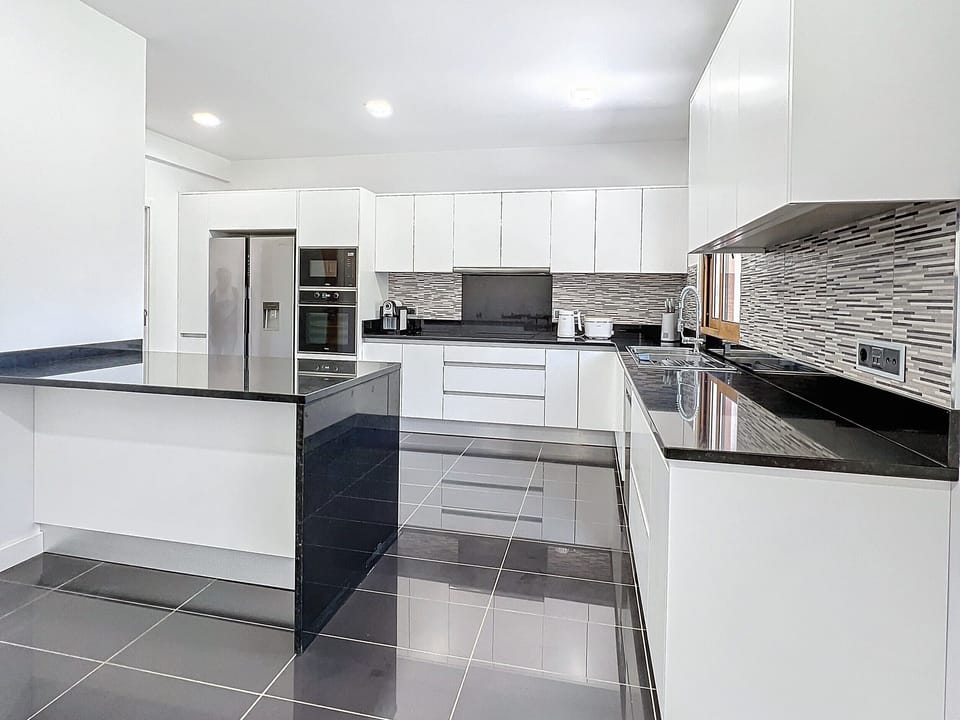 Deluxe House | Private kitchen | Full-size fridge, microwave, oven, stovetop