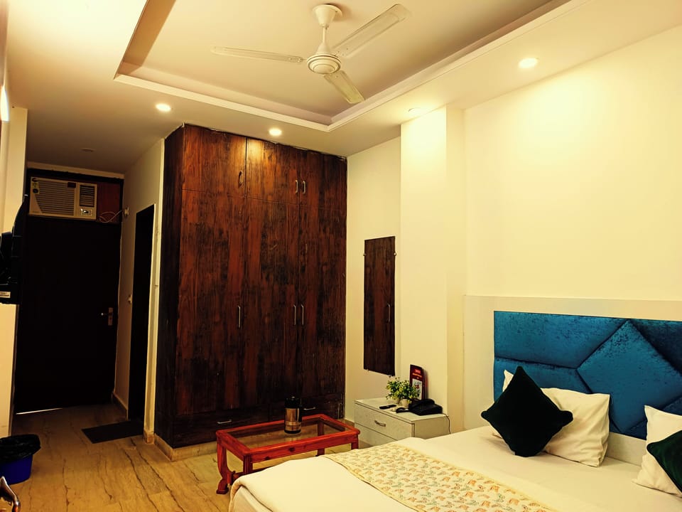 Business Room, City View | Individually decorated, desk, laptop workspace, soundproofing