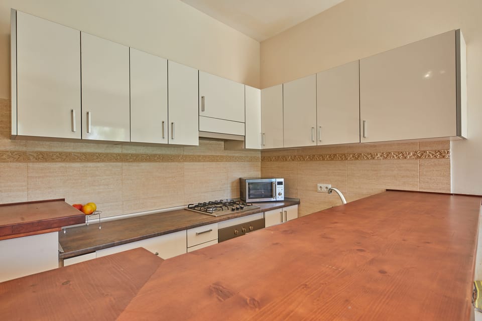 Bungalow | Private kitchenette | Microwave