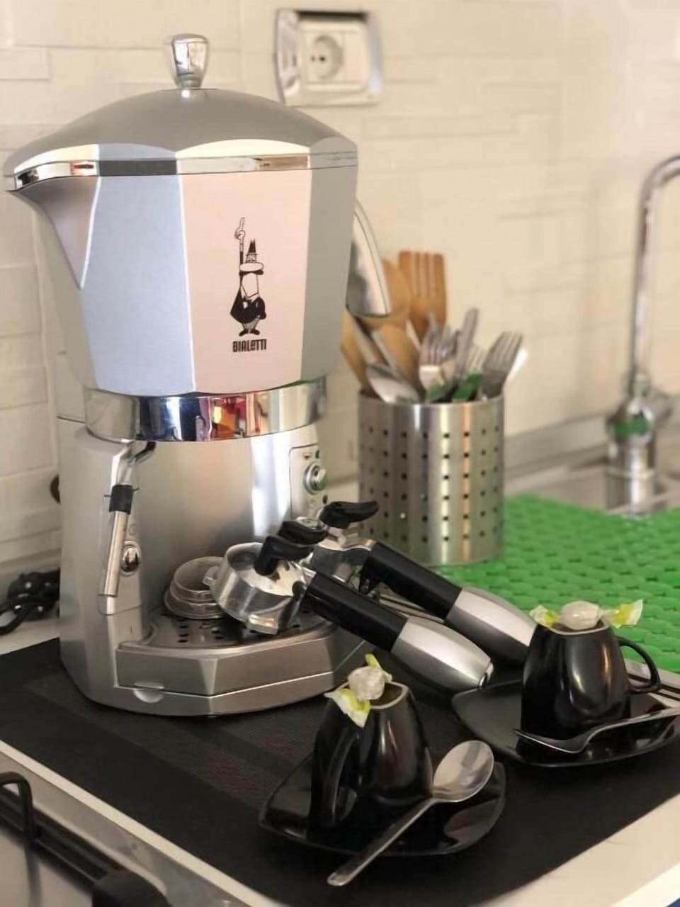 Full-size fridge, oven, espresso maker, coffee/tea maker