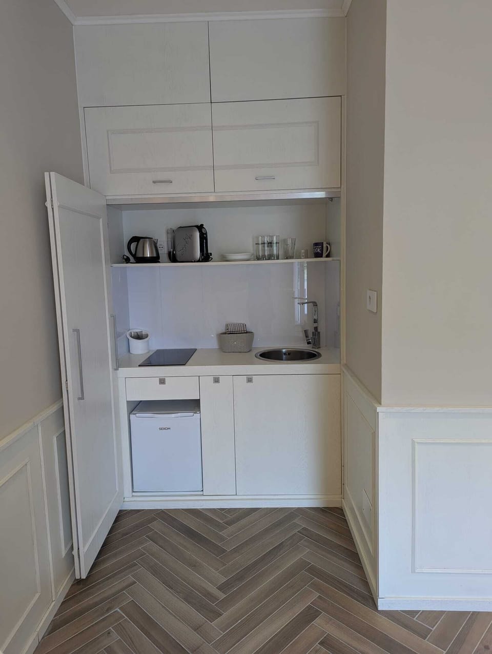 Economy Studio | Private kitchen | Espresso maker, coffee/tea maker, electric kettle, dining tables