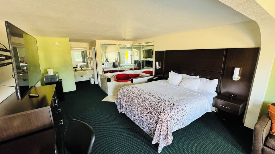 Suite 1 King Jetted Tub Non Smoking | Blackout drapes, free WiFi