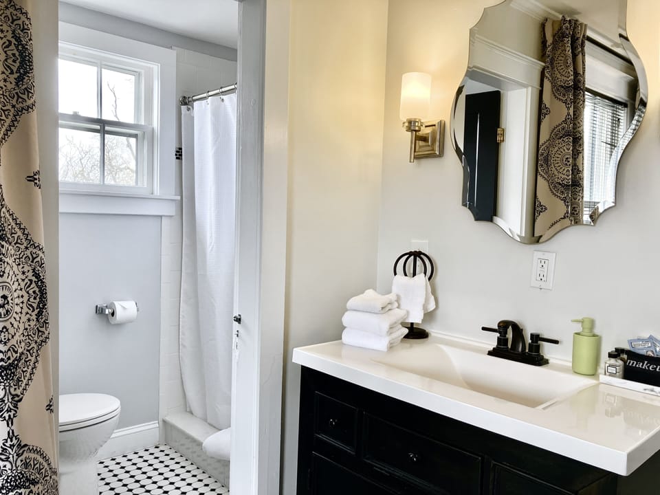 Room, 1 King Bed | Blackout drapes, iron/ironing board (on request), WiFi (free)