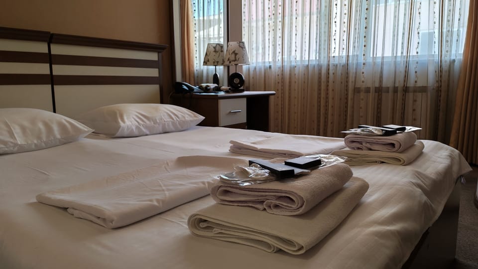 Luxury Room | Desk, laptop workspace, soundproofing, WiFi (free)