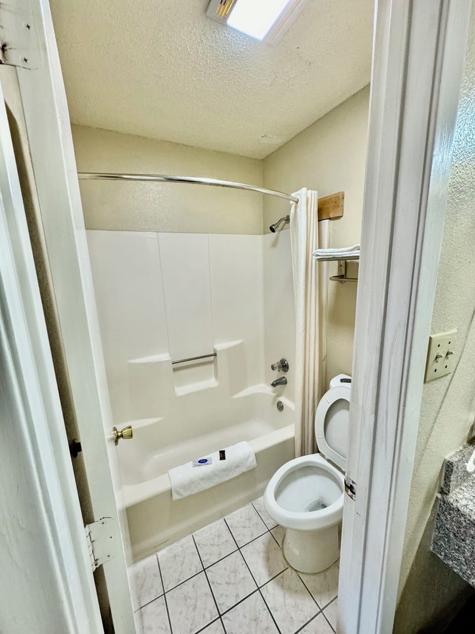 Standard Single Room, 1 King Bed, Non Smoking | Bathroom | Free toiletries, towels