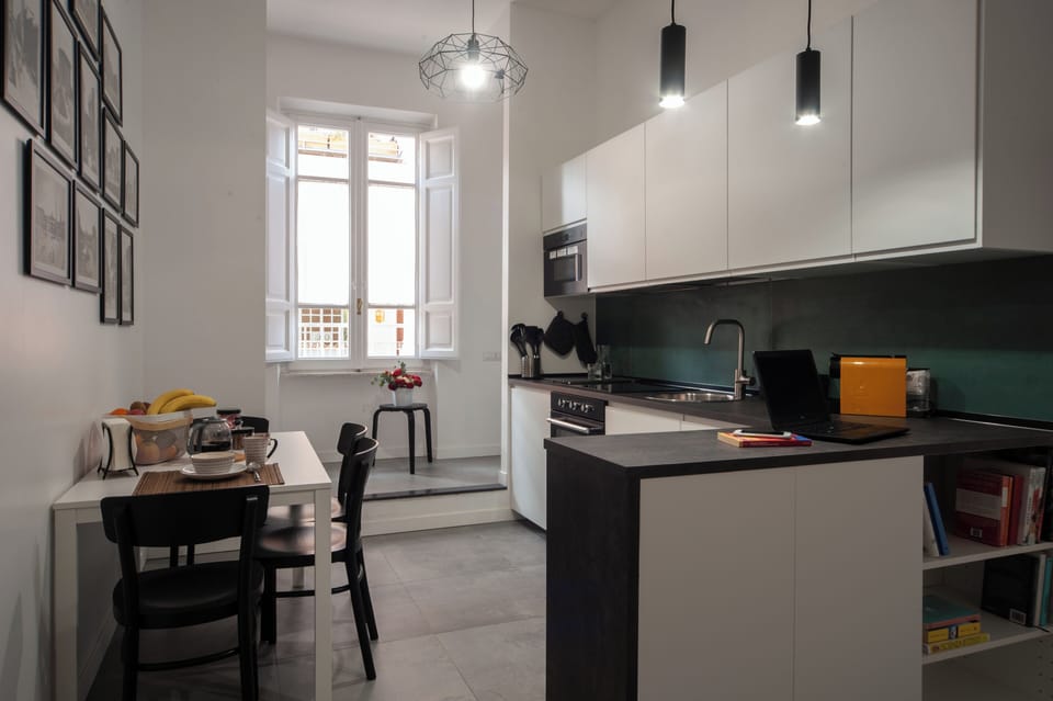 Full-size fridge, microwave, oven, stovetop
