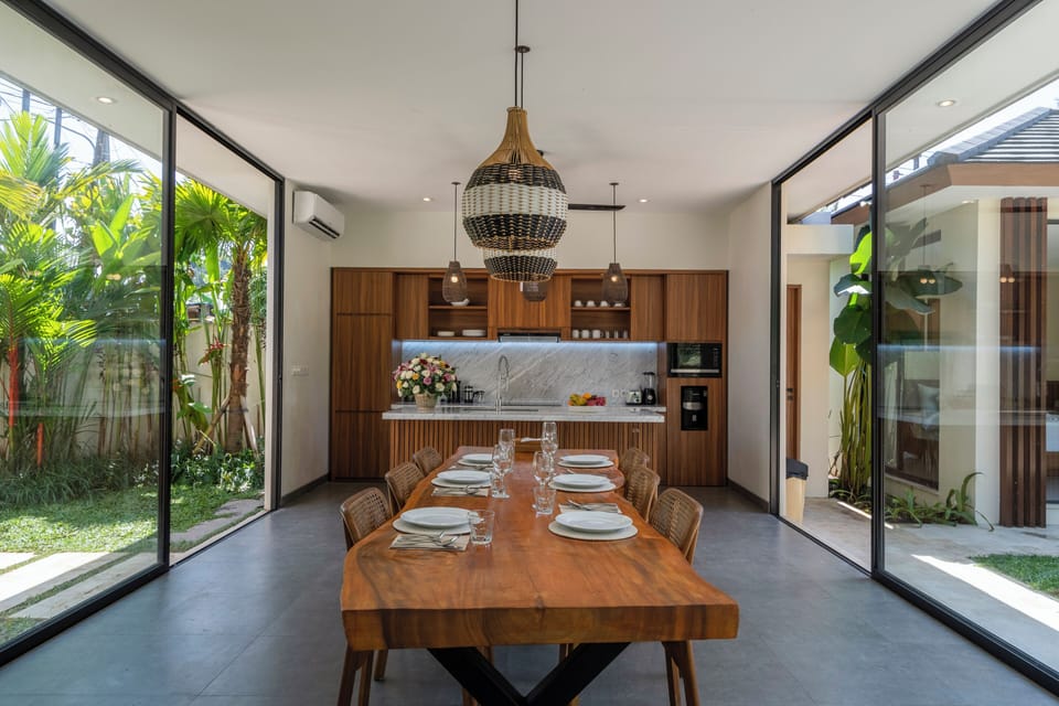 Superior Villa, 3 Bedrooms, Pool View | Dining room
