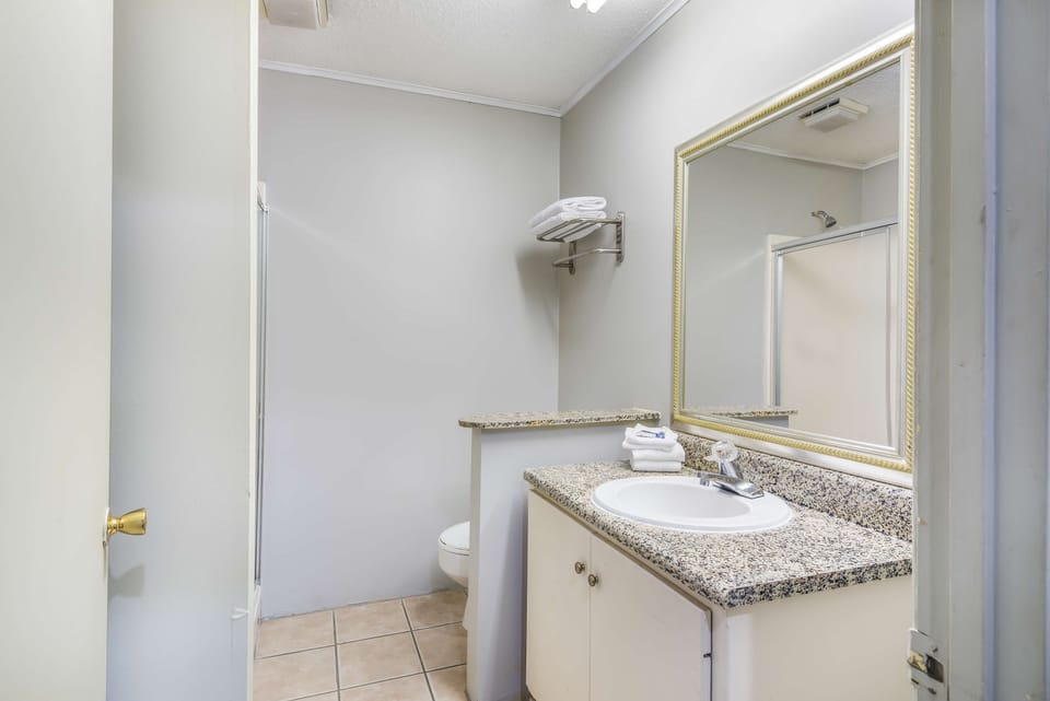 Combined shower/tub, deep soaking tub, free toiletries, towels