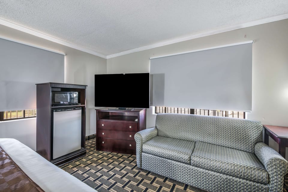 Suite, 1 King Bed, Smoking (Jacuzzi) | Desk, rollaway beds, free WiFi, bed sheets