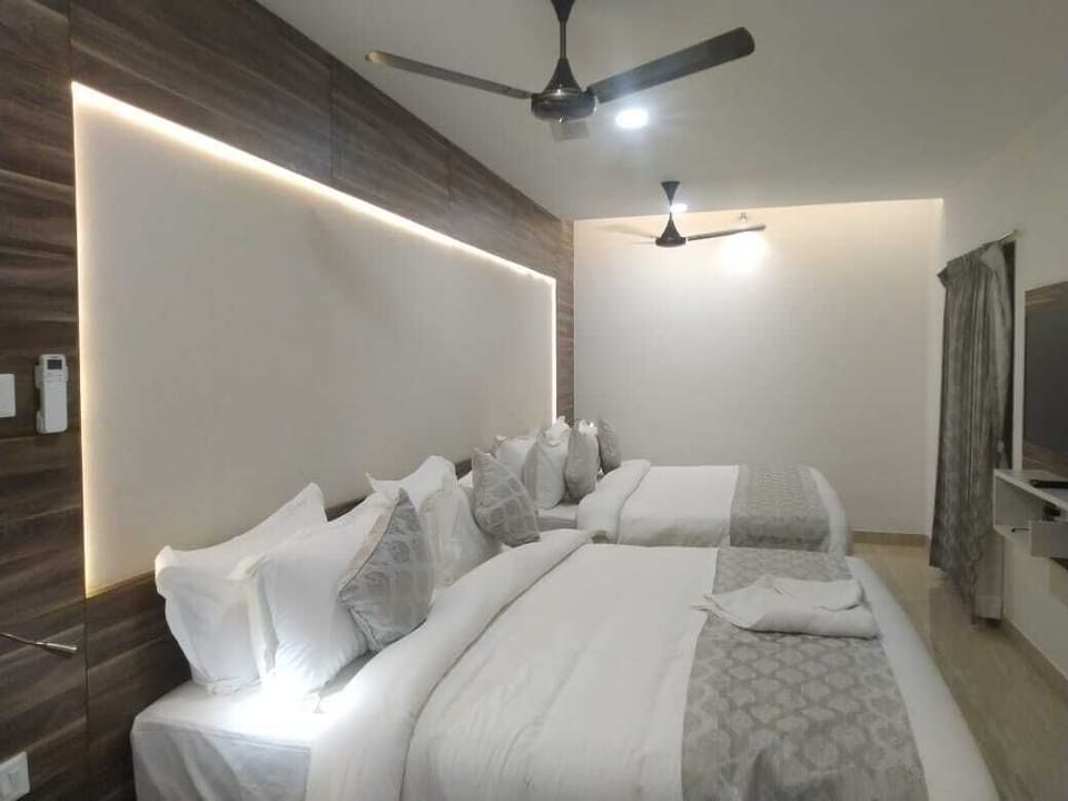 Family Suite | Desk, WiFi (free), bed sheets