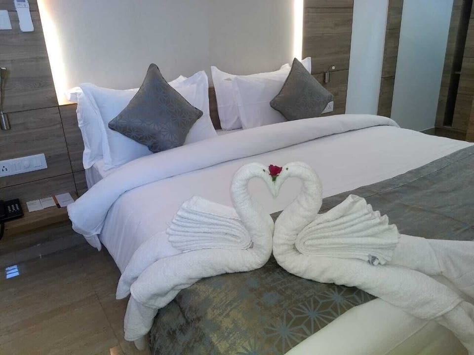 Deluxe Double Room | Desk, WiFi (free), bed sheets