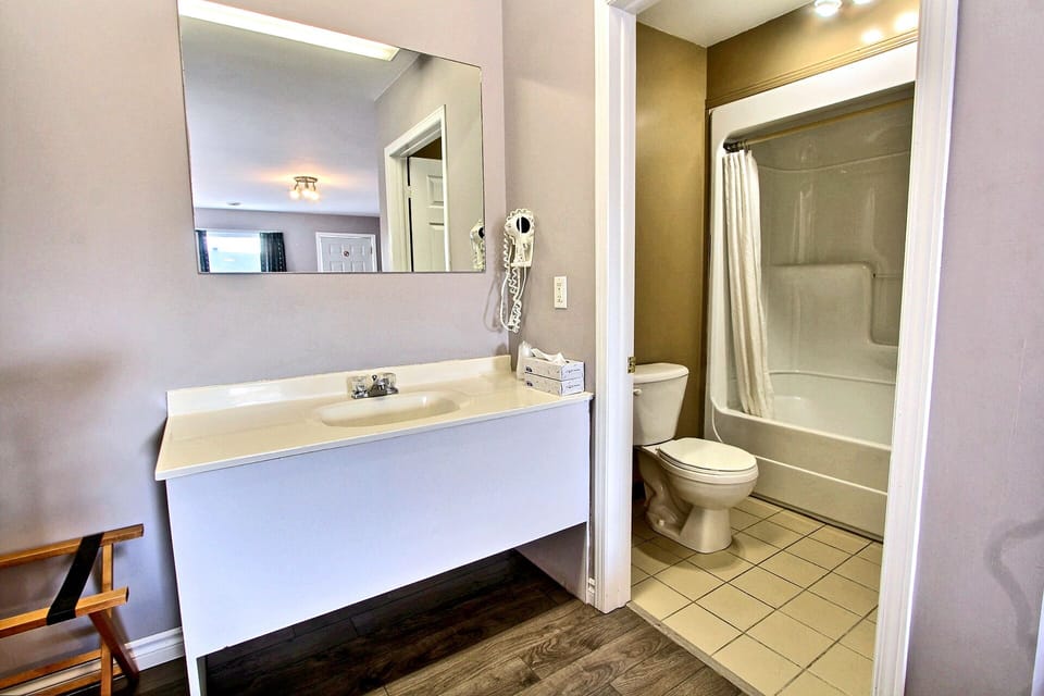 Room, 2 Queen Beds | Bathroom | Combined shower/tub, hair dryer, towels