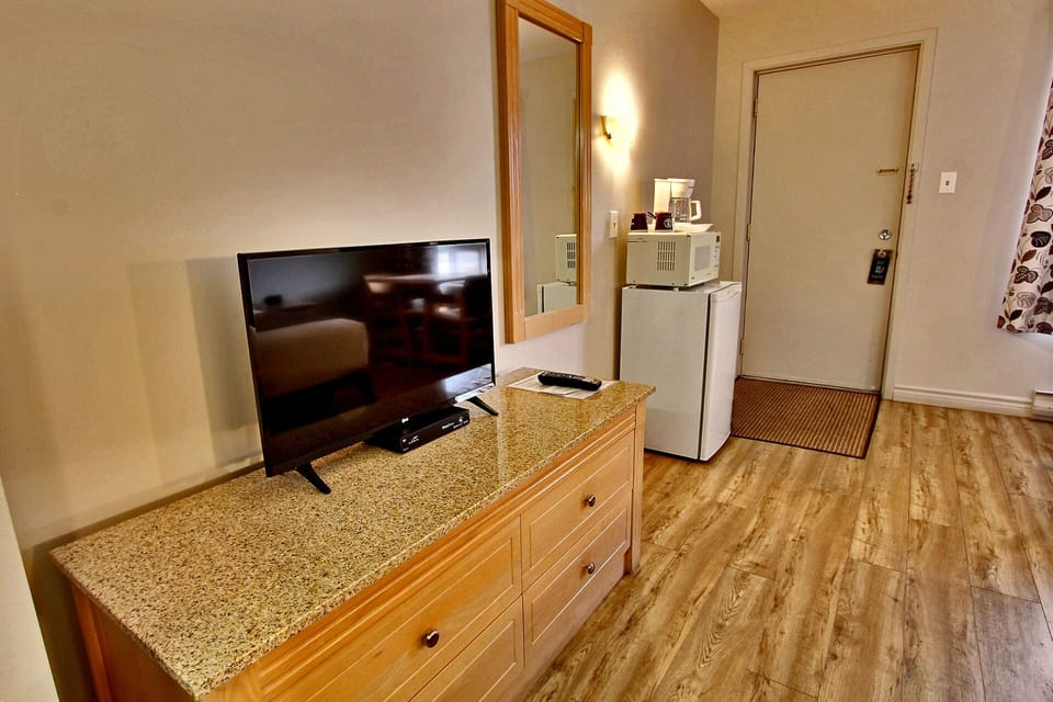 Room, 1 Queen Bed | Desk, blackout drapes, soundproofing, free WiFi