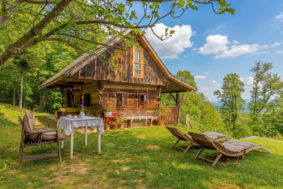Family Chalet, Multiple Bedrooms, Mountainside (Tiny House Bibi) | Outdoor dining