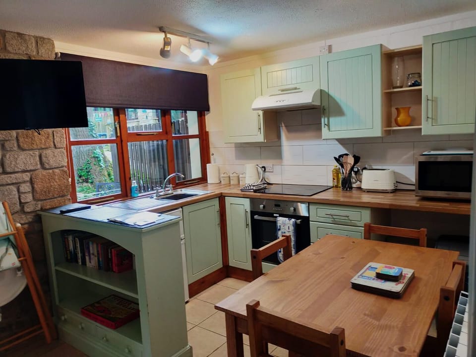 Chalet | Private kitchen | Fridge, microwave, oven, stovetop