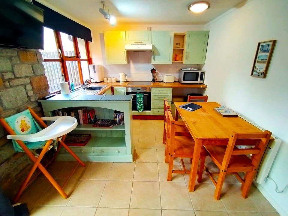 Chalet | Private kitchen | Fridge, microwave, oven, stovetop