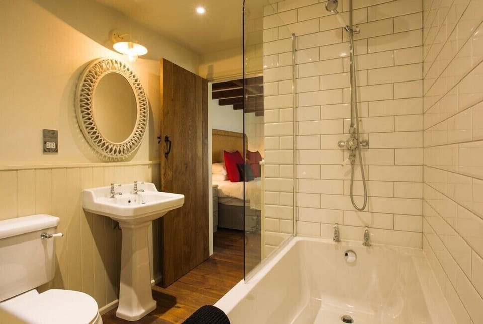 Classic Double Room, Non Smoking, Garden View | Bathroom | Combined shower/tub, free toiletries, hair dryer, towels