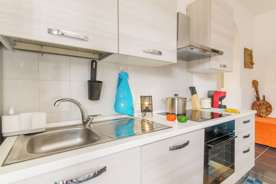 Family Apartment, 2 Bedrooms, Terrace (Distefano House Close To Sea) | Private kitchen