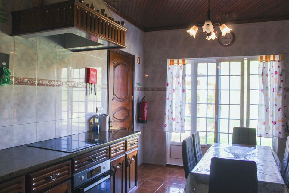 Full-size fridge, microwave, oven, stovetop