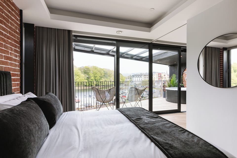 Deluxe Suite, Sea View | 1 bedroom, pillowtop beds, in-room safe, blackout drapes