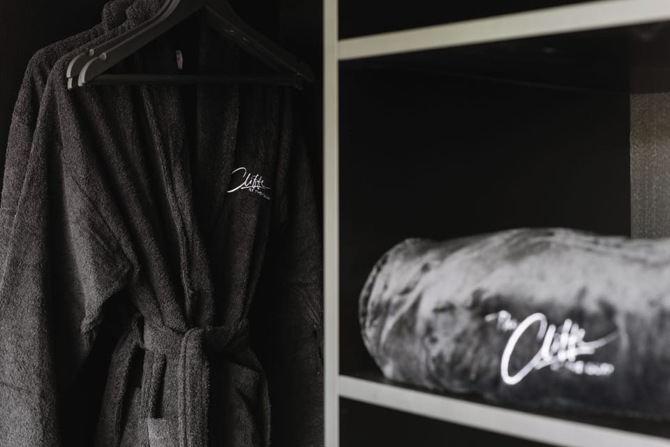 Deluxe Suite, Sea View | 1 bedroom, pillowtop beds, in-room safe, blackout drapes