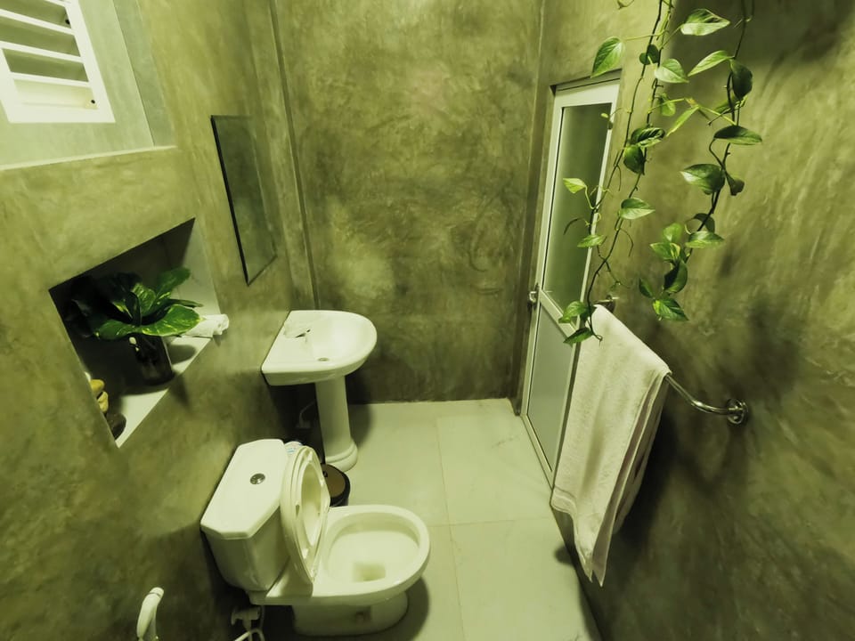 Comfort Double Room | Bathroom | Shower, rainfall showerhead, bidet, towels