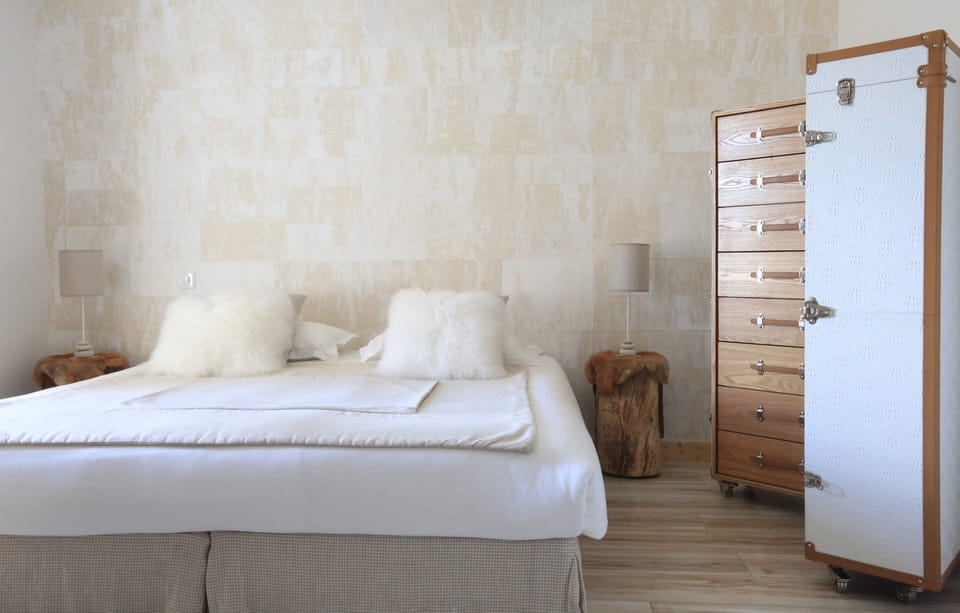 1 bedroom, desk, bed sheets