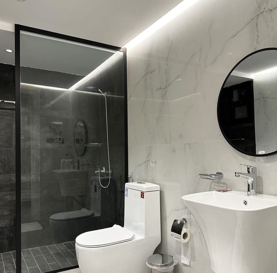 Design Apartment, 3 Bedrooms | Bathroom | Free toiletries, hair dryer, bathrobes, slippers