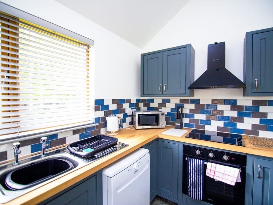 Family Cottage, 4 Bedrooms | Private kitchen | Full-size fridge, microwave, oven, stovetop