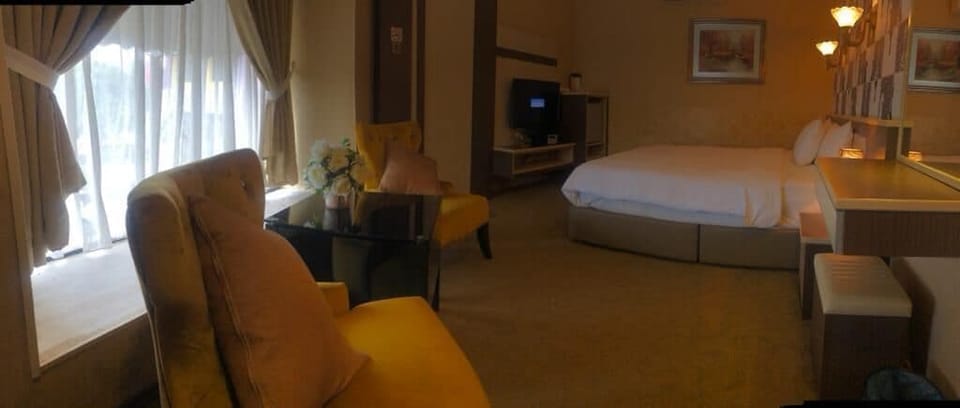 Luxury Room, 1 King Bed | 1 bedroom, in-room safe, iron/ironing board, free WiFi