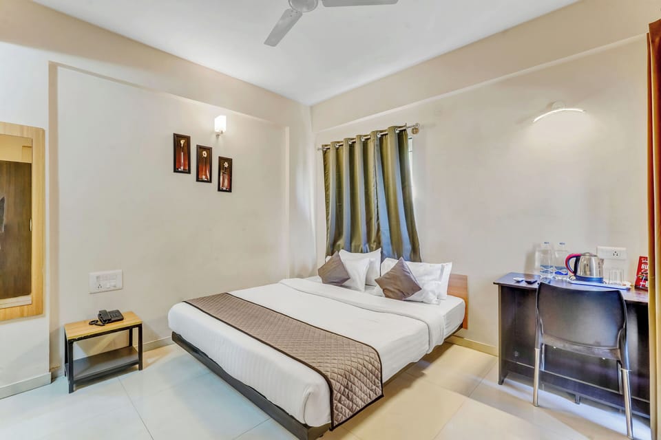 Deluxe Double Room, City View | Egyptian cotton sheets, premium bedding, desk, laptop workspace