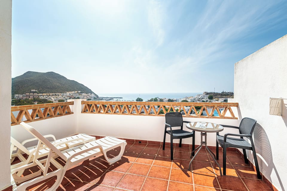 Comfort Suite, Sea View | In-room safe, WiFi (free), bed sheets
