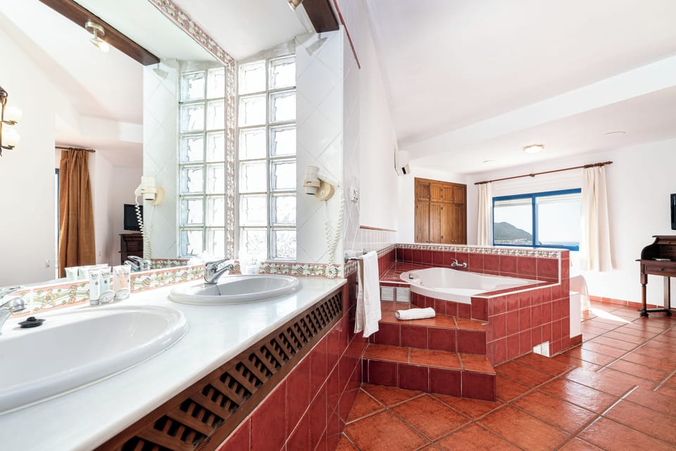 Comfort Suite, Sea View | In-room safe, free WiFi, bed sheets