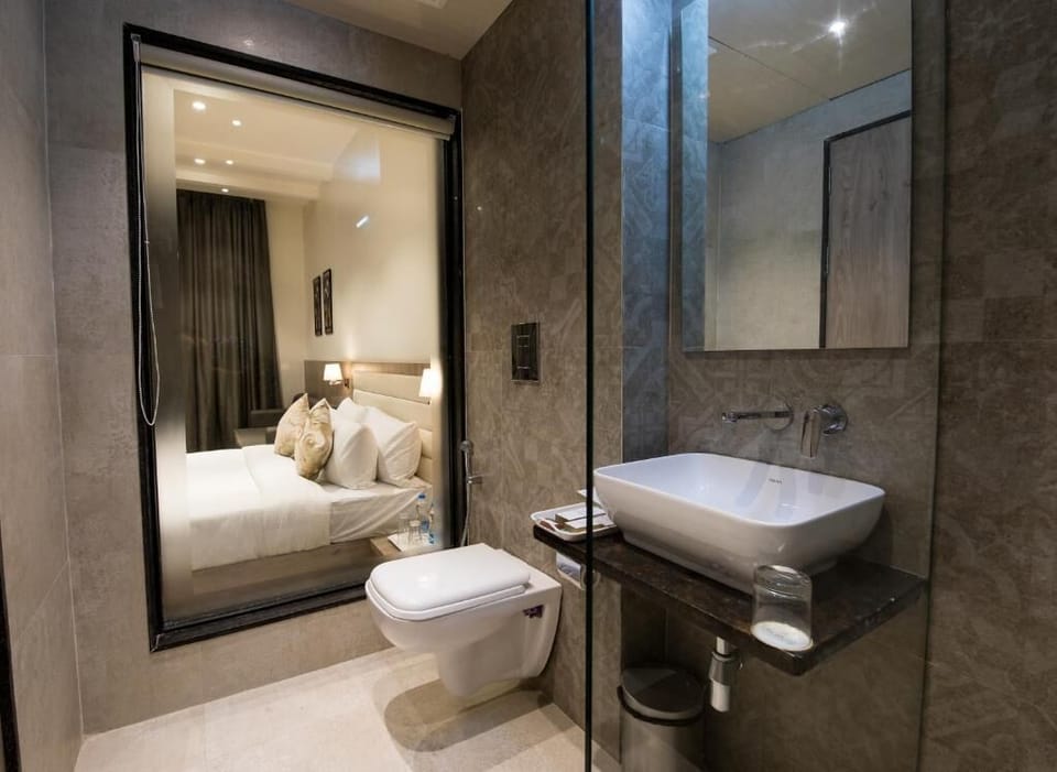 Deluxe Room | Bathroom | Shower, bidet, towels, soap
