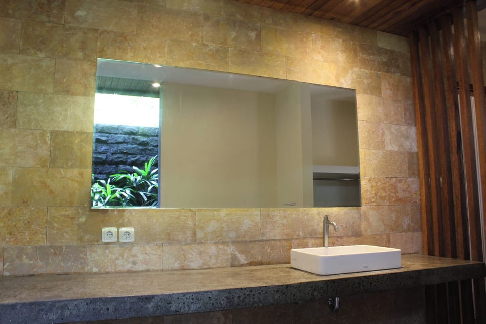 Standard Suite | Bathroom | Shower, towels, soap