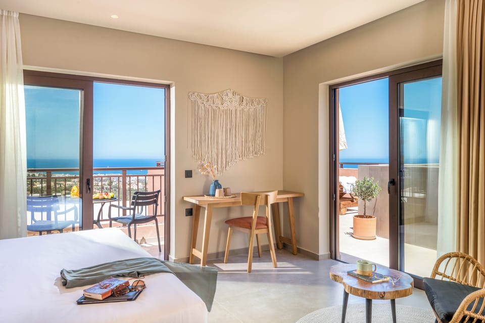 Suite, Hot Tub, Sea View | In-room safe, soundproofing, free WiFi, bed sheets