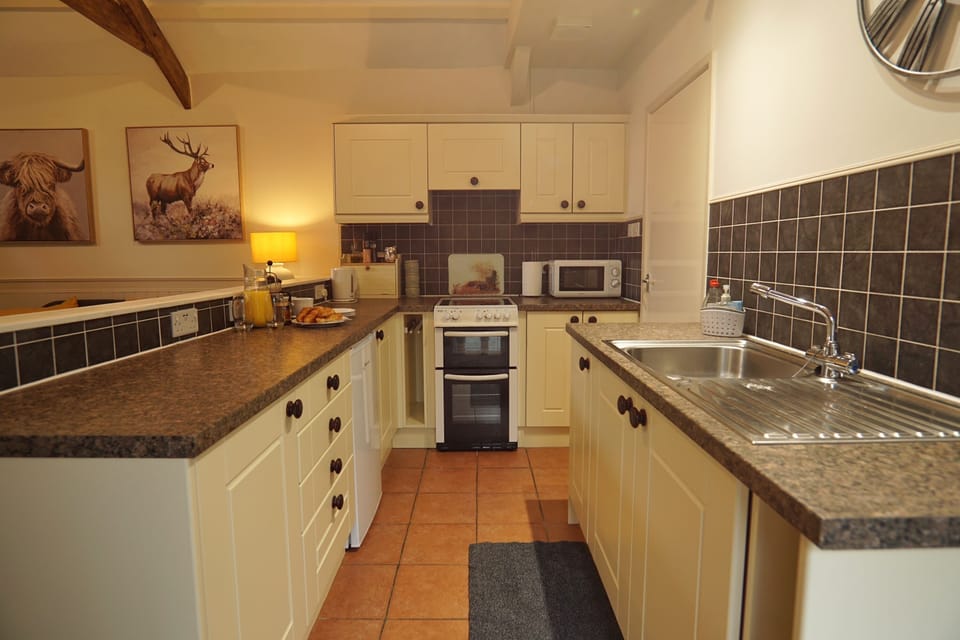 Cottage | Private kitchen | Fridge, microwave, oven, stovetop
